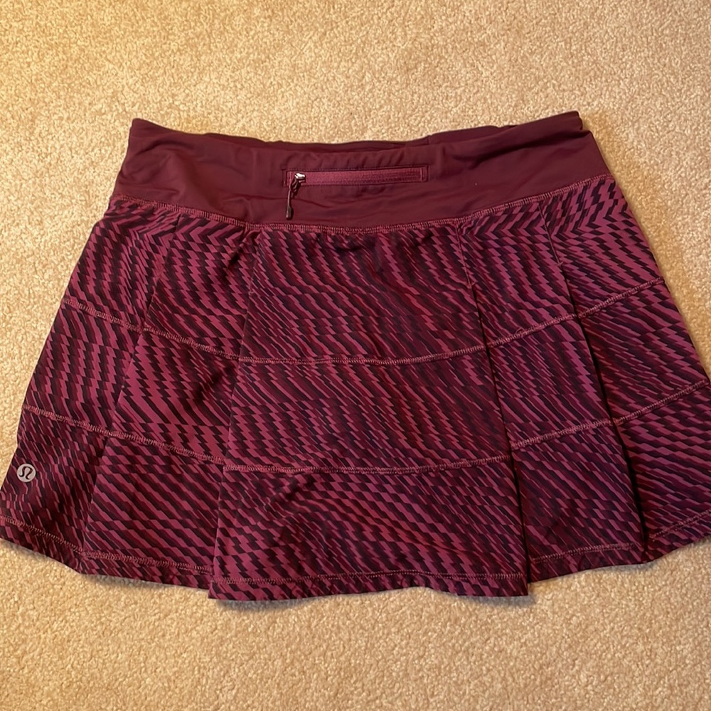 Really Cute Maroon Patterned Lululemon Skirt! Siz… - image 2